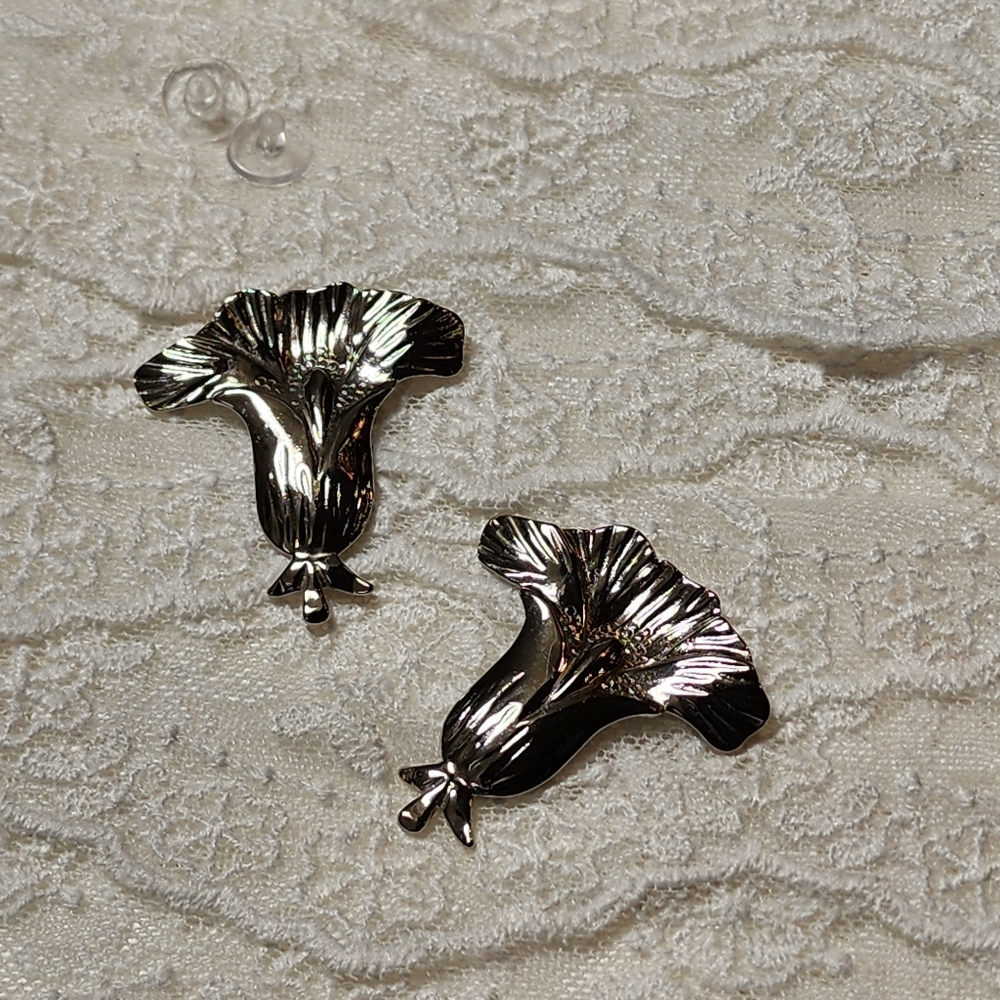 Vintage Silver Toned Metal Lilly Shaped Flower Textured Pierced Earrings